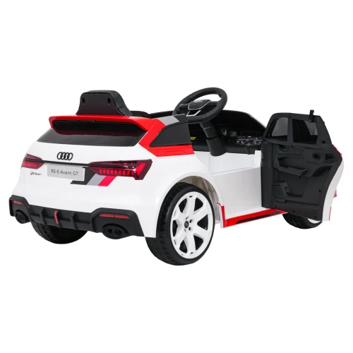 Tył i prawy bok z otwartymi drzwiami i panelem deski rozdzielczej – białe Audi RS6 Avant GT, sportowe kombi na akumulator dla dzieci.webp