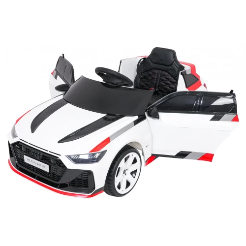 Przód i lewy bok z otwartymi drzwiami i pikowanym siedziskiem – białe Audi RS6 Avant GT, samochód na akumulator dla dzieci.webp