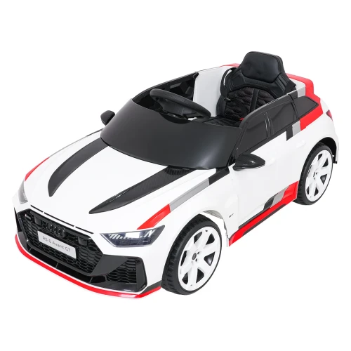 Ujęcie z góry na maskę z karbonowymi wlotami i fotel z pasami – białe Audi RS6 Avant GT, sportowe kombi na akumulator dla dzieci.webp