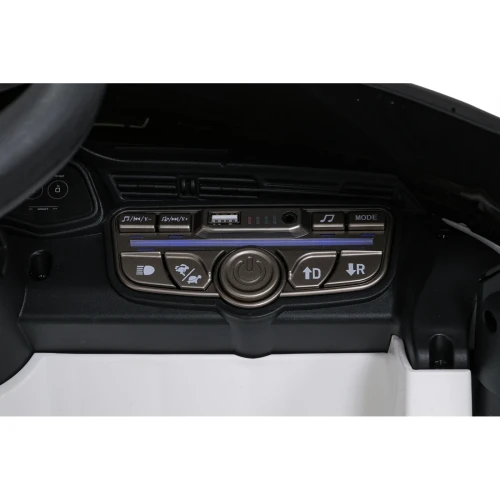 Panel audio z portem USB, wejściem AUX, MP3, wskaźnikiem baterii i przełącznikiem prędkości – deska rozdzielcza białego Audi RS6 Avant GT na akumulator dla dzieci.webp
