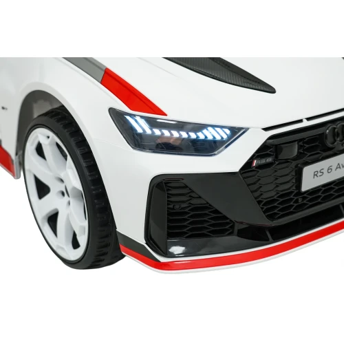 Przedni reflektor LED, emblemat RS 6 i grill plaster miodu – zbliżenie białego Audi RS6 Avant GT na akumulator dla dzieci.webp