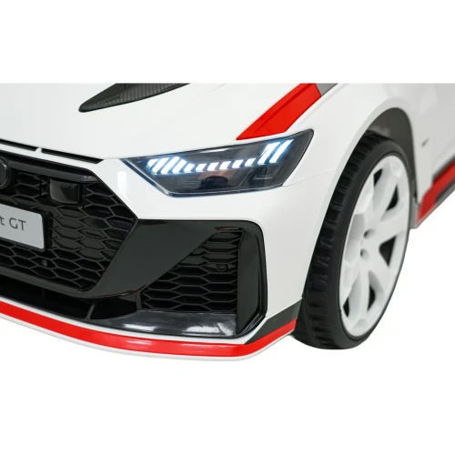 Prawy reflektor LED i czerwona listwa zderzaka – zbliżenie przodu białego Audi RS6 Avant GT na akumulator dla dzieci.webp