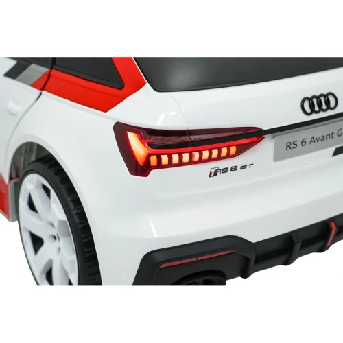 Tylna lampa LED z emblematem RS 6 GT – efektowne oświetlenie białego Audi RS6 Avant GT, auta elektrycznego na akumulator dla dzieci.webp