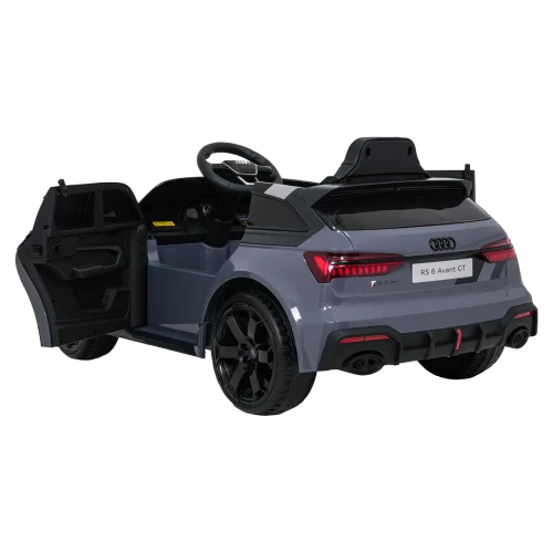Tył i lewy bok z otwartymi drzwiami i widocznym kokpitem – szare Audi RS6 Avant GT, samochód na akumulator dla dzieci.webp