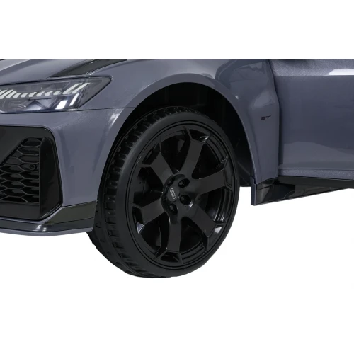 Koło z czarną felgą z logo Audi i emblematem GT na błotniku – zbliżenie szarego Audi RS6 Avant GT, auta elektrycznego na akumulator dla dzieci.webp