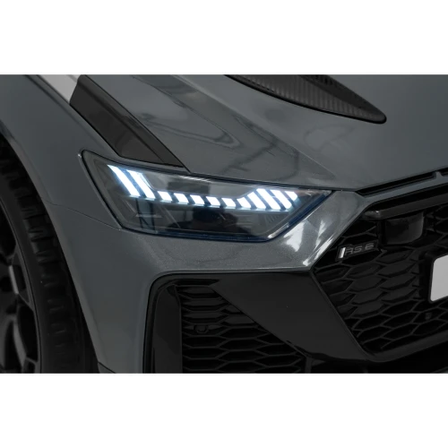 Przedni reflektor LED, emblemat RS 6 i grill plaster miodu – zbliżenie szarego Audi RS6 Avant GT na akumulator dla dzieci.webp