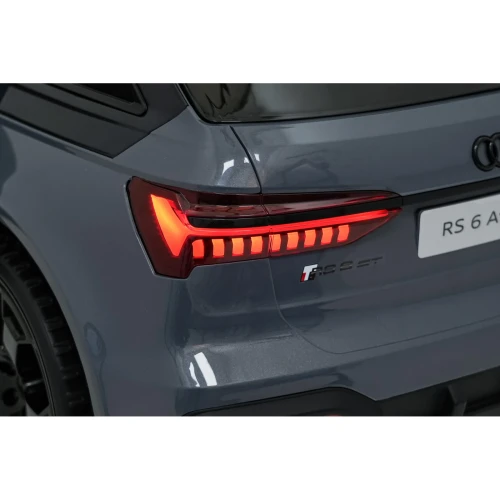 Tylna lampa LED z emblematem RS 6 GT – efektowne oświetlenie szarego Audi RS6 Avant GT, auta elektrycznego na akumulator dla dzieci.webp