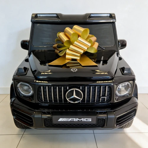 Złota kokarda dekoracyjna 30 cm na masce czarnego Mercedesa AMG G63 XXL.webp