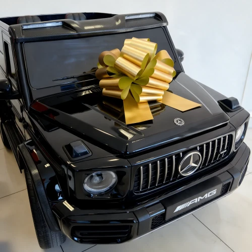 Złota kokarda dekoracyjna 30 cm na czarnym Mercedesie AMG G63 XXL.webp