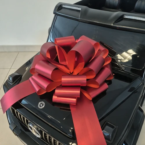 Czerwona kokarda 40 cm na czarnym Mercedesie AMG G63.webp