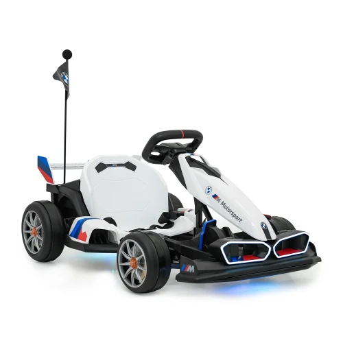 Ujęcie przodu i boku z napisem BMW M Motorsport i podświetlanym podwoziem – biały gokart BMW Drift na akumulator dla dzieci.webp