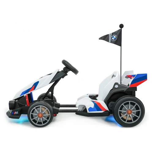Widok z boku z podświetlanym podwoziem LED i sportowymi felgami – biały gokart BMW z funkcją driftu na akumulator dla dzieci.webp