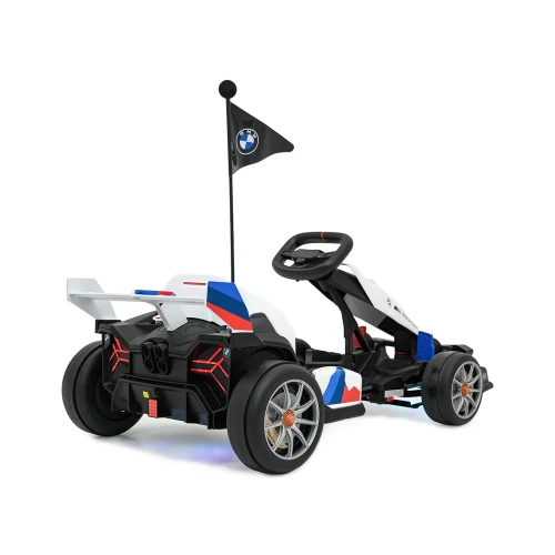 Ujęcie tyłu i boku ze spojlerem w barwach BMW M i tylnymi kołami do driftu – biały gokart BMW Drift, gokart elektryczny na akumulator dla dzieci.webp
