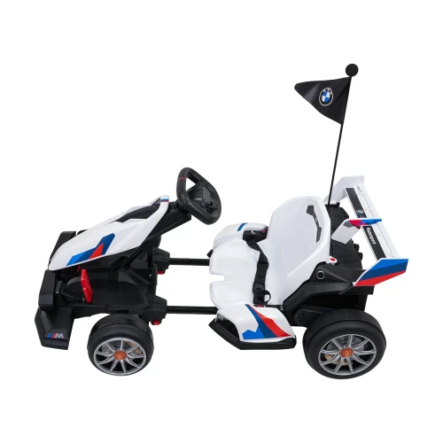 Widok z boku z góry na regulowaną ramę, fotel i pasy bezpieczeństwa – biały gokart BMW Drift 24V na akumulator dla dzieci.webp