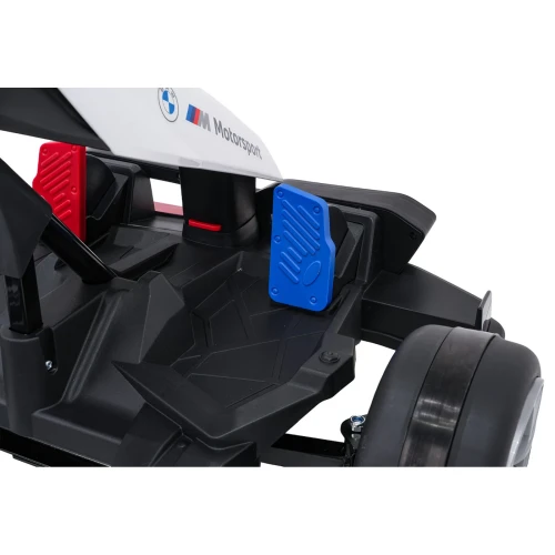 Niebieski i czerwony pedał z napisem BMW M Motorsport w tle – zbliżenie podłogi białego gokarta BMW Drift na akumulator dla dzieci.webp