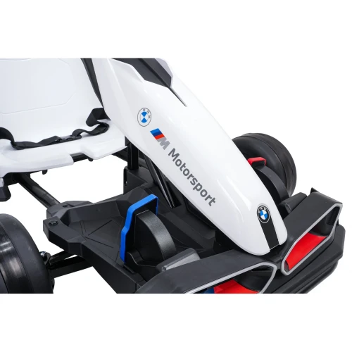 Maska z emblematem BMW i napisem M Motorsport – zbliżenie przodu białego gokarta BMW z funkcją driftu na akumulator dla dzieci.webp