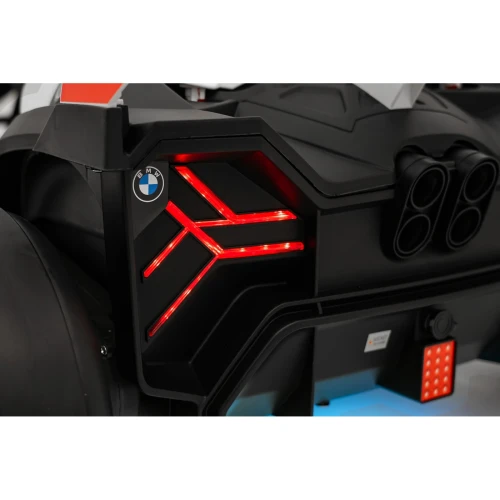 Tylna lampa LED z emblematem BMW i poczwórnym wydechem – efektowne oświetlenie białego gokarta BMW Drift na akumulator dla dzieci.webp