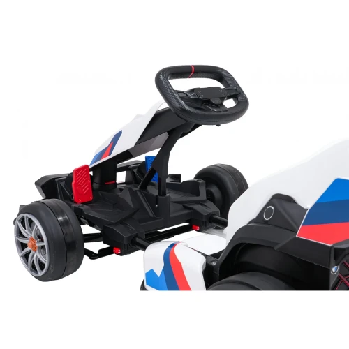 Sportowa kierownica i przednia oś widziane od strony fotela – biały gokart BMW Drift, pojazd na akumulator dla dzieci.webp