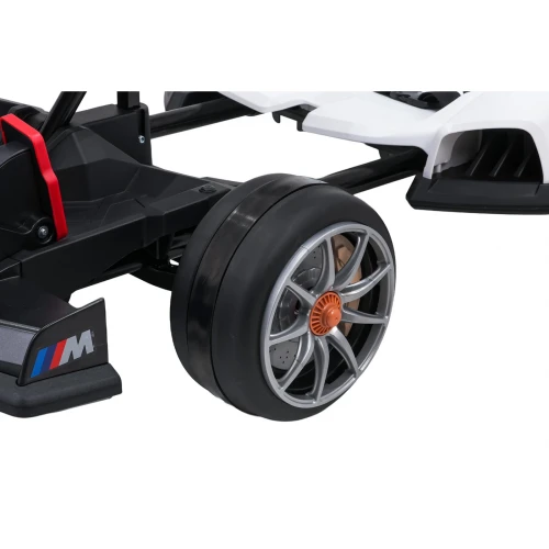 Przednie koło ze srebrną felgą i imitacją tarczy hamulcowej – zbliżenie białego gokarta BMW Drift, gokart elektryczny na akumulator dla dzieci.webp