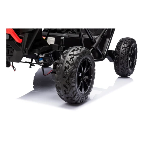 Terenowe koło EVA z agresywnym bieżnikiem i czarną felgą oraz przednie zawieszenie – zbliżenie białego Buggy Sport OUTLAND 4x4 na akumulator dla dzieci.webp