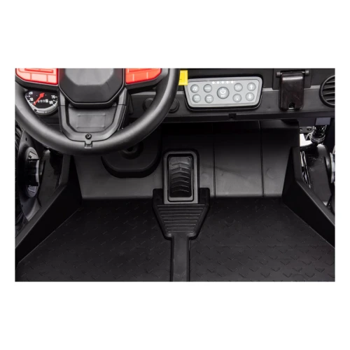 Pedał gazu, antypoślizgowa podłoga i panel audio – kokpit białego Buggy Sport OUTLAND 4x4, auto elektryczne na akumulator dla dzieci.webp