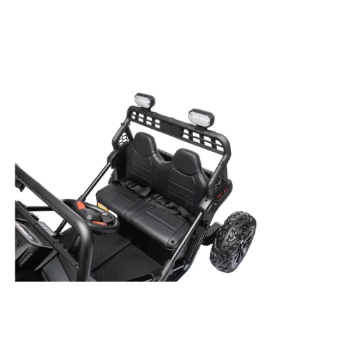 Podwójne siedzenie z ekoskóry z pasami bezpieczeństwa i lampami LED na orurowaniu – wnętrze czarnego Buggy Sport Outland 4x4, pojazd na akumulator dla dzieci.webp