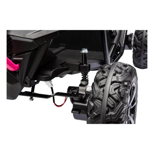 Przednie zawieszenie ze sprężyną, zwrotnicą i silnikiem w kole – zbliżenie różowego buggy Sport Outland 4x4 na akumulator dla dzieci.webp