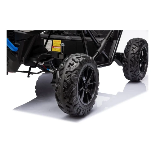 Przednie koło z terenowym bieżnikiem EVA, czarną felgą i zawieszeniem – zbliżenie niebieskiego buggy Sport Outland 4x4 na akumulator dla dzieci.webp