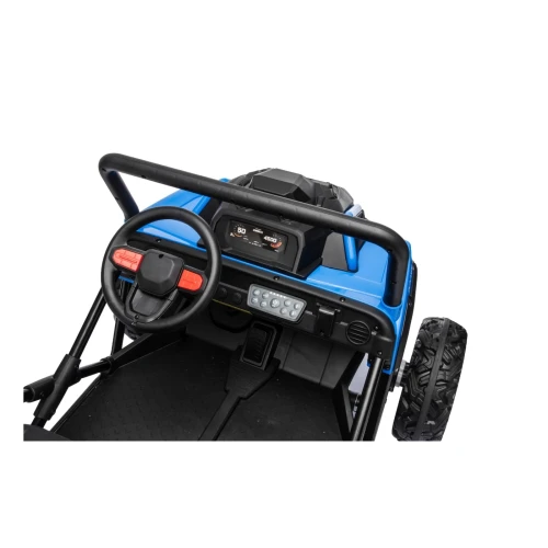 Kierownica, ekran cyfrowy, panel audio i pedał gazu – widok z góry na kokpit niebieskiego buggy Sport Outland 4x4 na akumulator dla dzieci.webp