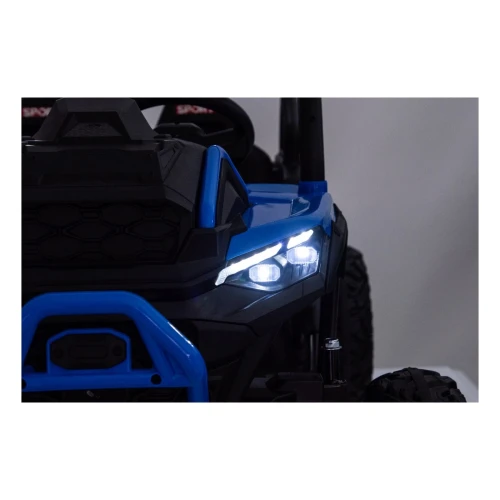 Zbliżenie świecącego reflektora LED i niebieskiego zderzaka nocą – niebieski buggy Sport Outland 4x4 na akumulator dla dzieci.webp