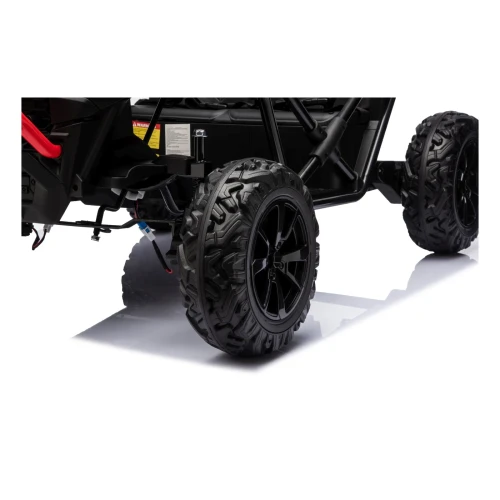 Przednie koło z terenowym bieżnikiem EVA, czarną felgą i zawieszeniem – zbliżenie czerwonego buggy Sport Outland 4x4 na akumulator dla dzieci.webp