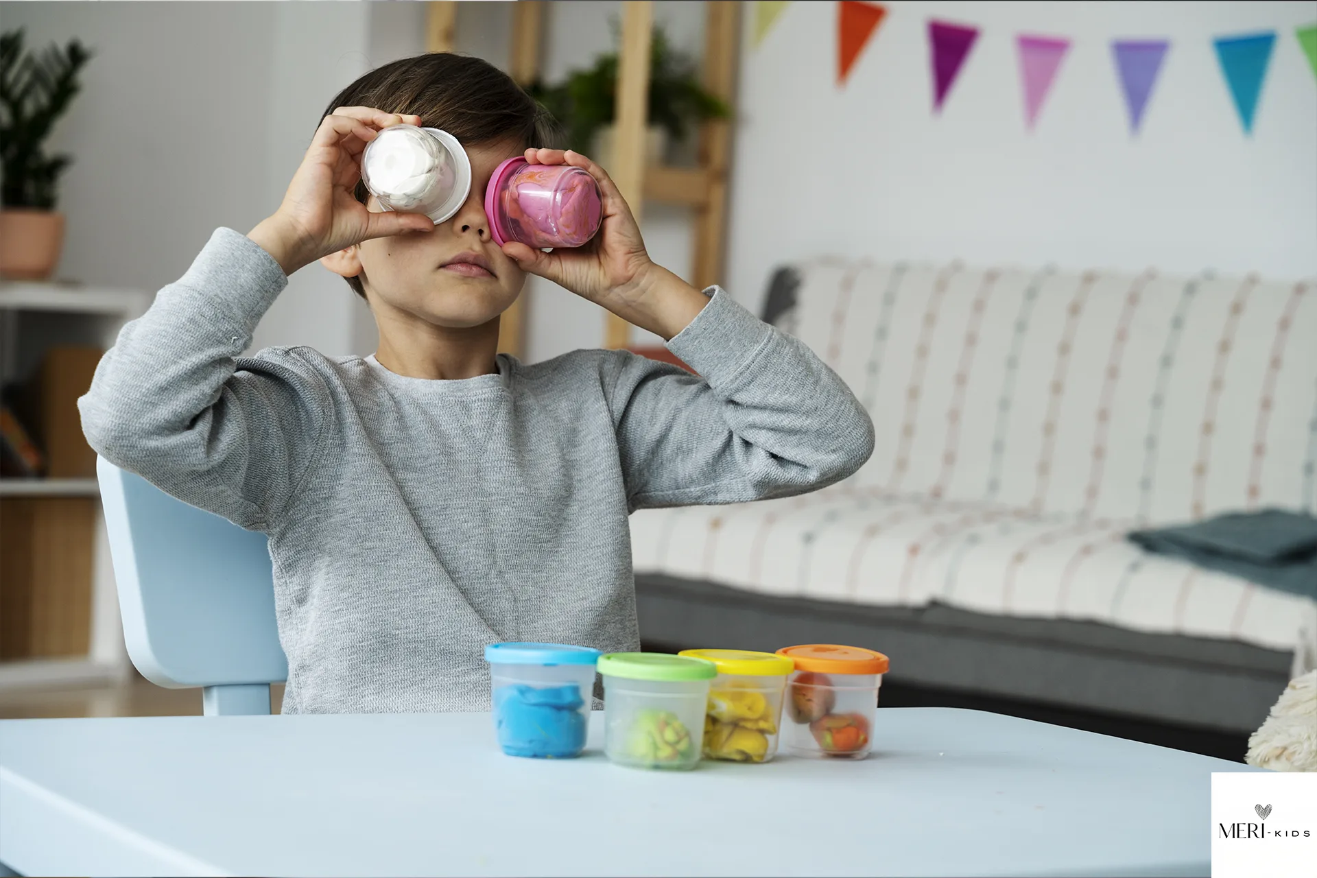 Dziecko bawiące się plasteliną